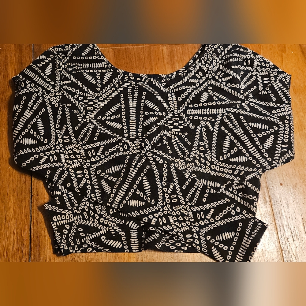 Forever 21 Cropped Long Sleeve Shirt Small